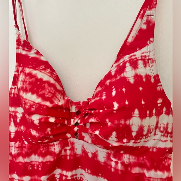 CACIQUE TANKINI. LIKE NEW! RED AND WHITE TIE DYE SWIMSUIT TOP WITH BUILT IN BRA. - Picture 9 of 16